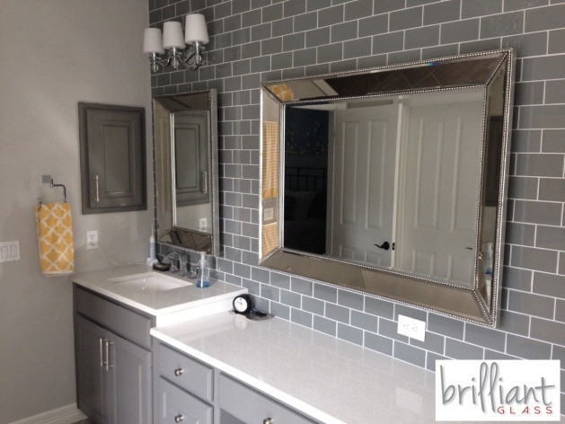 Inspiration pour une salle de bain principale minimaliste de taille moyenne avec un carrelage en pâte de verre et un mur gris.