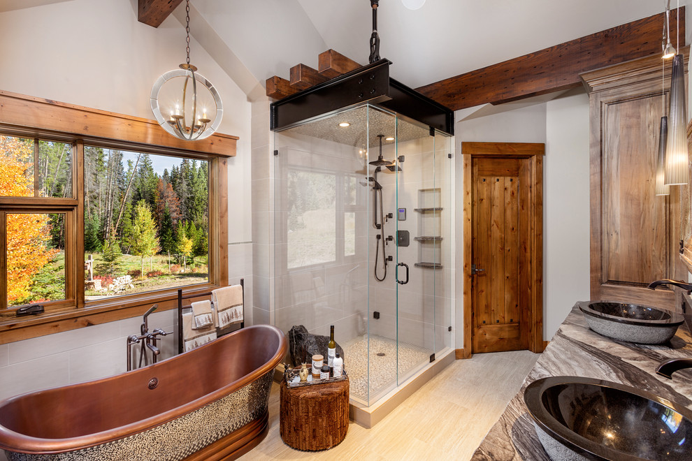 На фото: ванная комната в стиле рустика с отдельно стоящей ванной и настольной раковиной