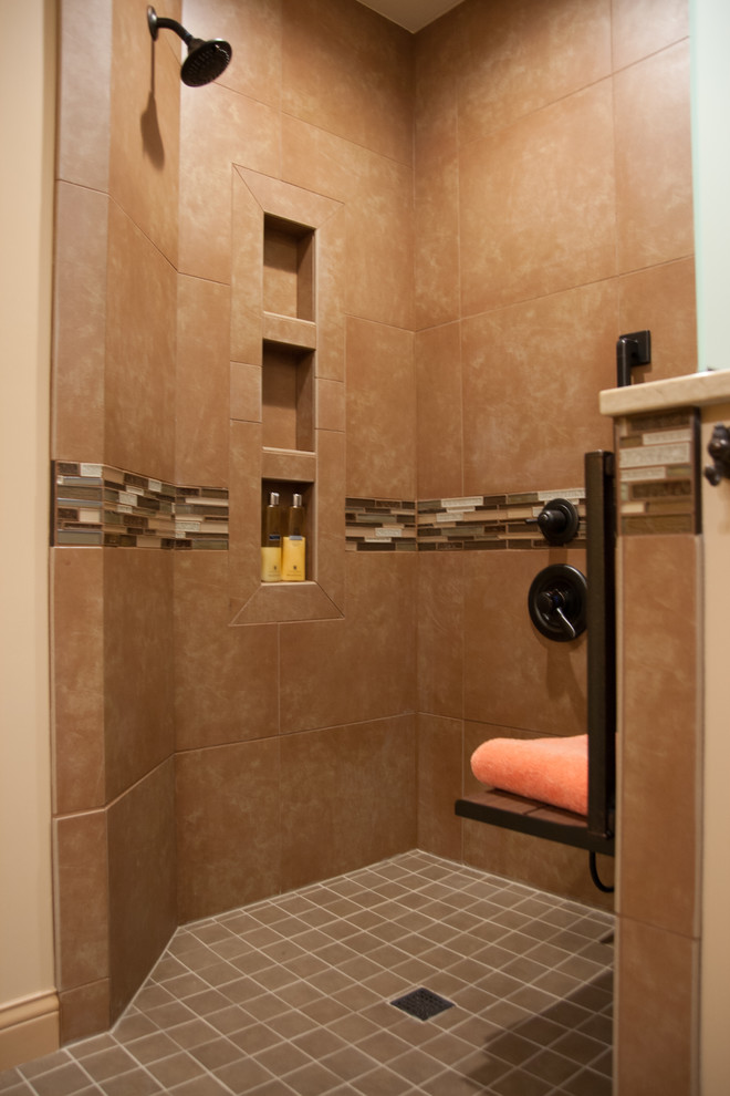 Immagine di una stanza da bagno design con zona vasca/doccia separata e doccia aperta