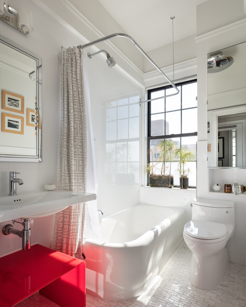 Идея дизайна: маленькая ванная комната в стиле неоклассика (современная классика) с отдельно стоящей ванной, душем над ванной, унитазом-моноблоком, серыми стенами, полом из цементной плитки, душевой кабиной, раковиной с пьедесталом, белым полом, шторкой для ванной и белой столешницей для на участке и в саду
