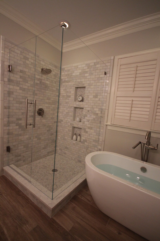 Idee per una stanza da bagno padronale moderna di medie dimensioni con vasca freestanding, doccia ad angolo, piastrelle grigie, piastrelle in pietra, pareti grigie e pavimento in gres porcellanato