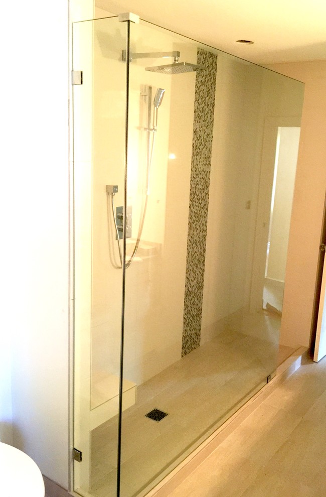 Réalisation d'une salle de bain minimaliste avec une douche d'angle et aucune cabine.