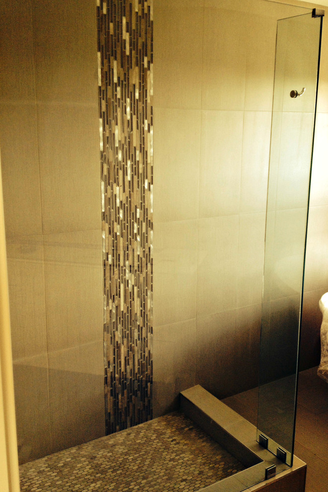 Cette image montre une grande salle de bain principale minimaliste avec une baignoire indépendante, une douche ouverte, un carrelage marron et un carrelage en pâte de verre.