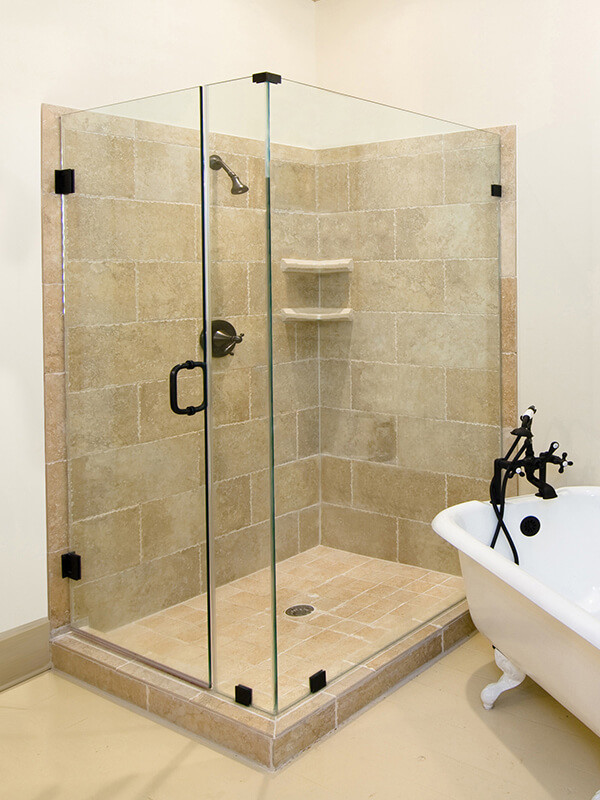 На фото: главная ванная комната среднего размера в классическом стиле с ванной на ножках, угловым душем, бежевой плиткой, плиткой из известняка, бежевыми стенами, бежевым полом и душем с распашными дверями с