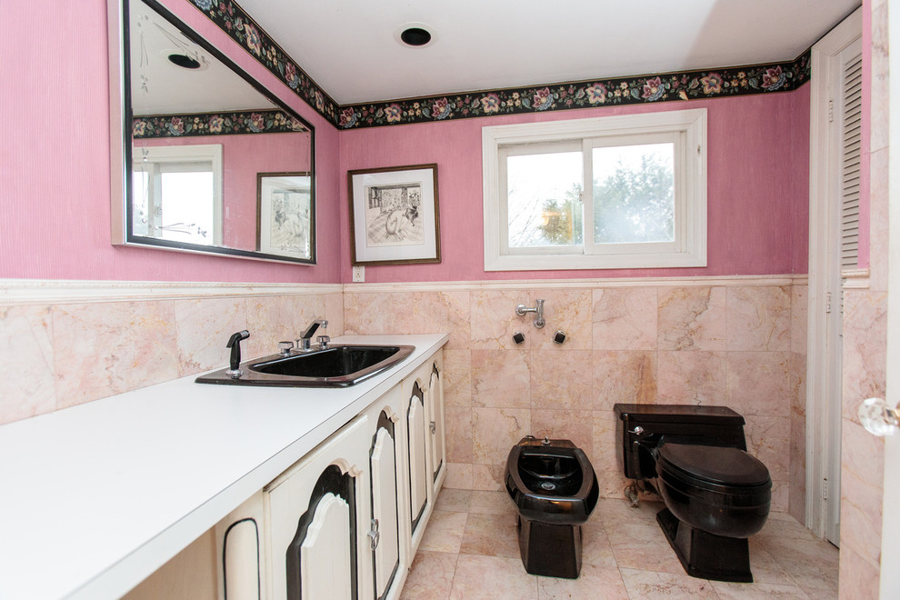 Esempio di una stanza da bagno padronale eclettica di medie dimensioni con consolle stile comò, ante bianche, WC a due pezzi, piastrelle multicolore, piastrelle in ceramica, pareti rosa, pavimento con piastrelle in ceramica, lavabo da incasso, top in laminato e pavimento beige