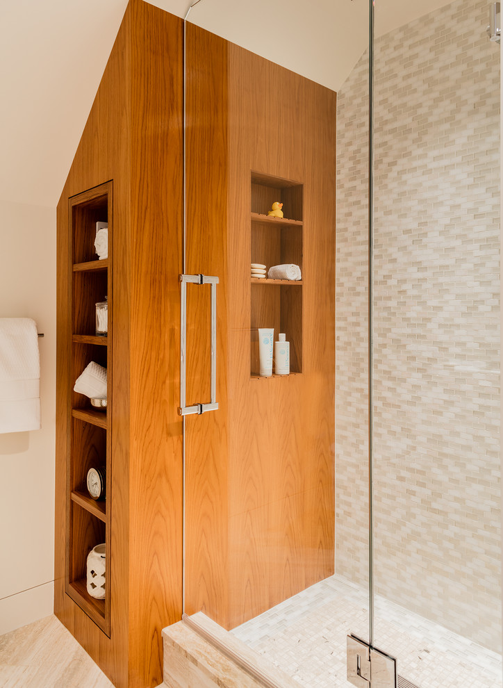 Стильный дизайн: ванная комната в современном стиле с фасадами цвета дерева среднего тона, бежевой плиткой, стеклянной плиткой, белыми стенами, мраморным полом, душевой кабиной, подвесной раковиной и столешницей из искусственного камня - последний тренд