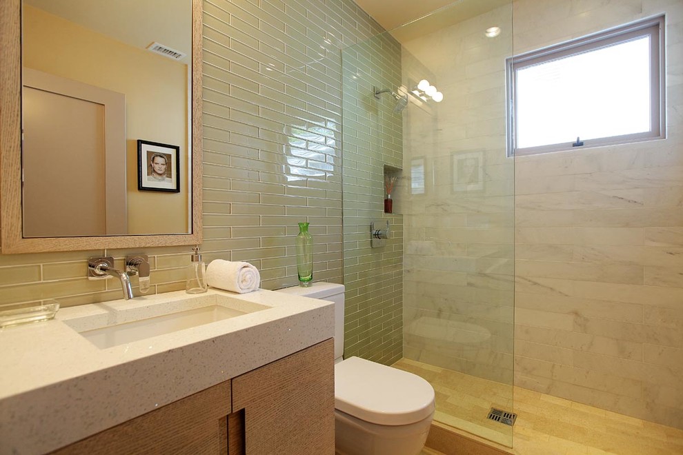 Idéer för ett modernt badrum, med en öppen dusch, grön kakel och med dusch som är öppen