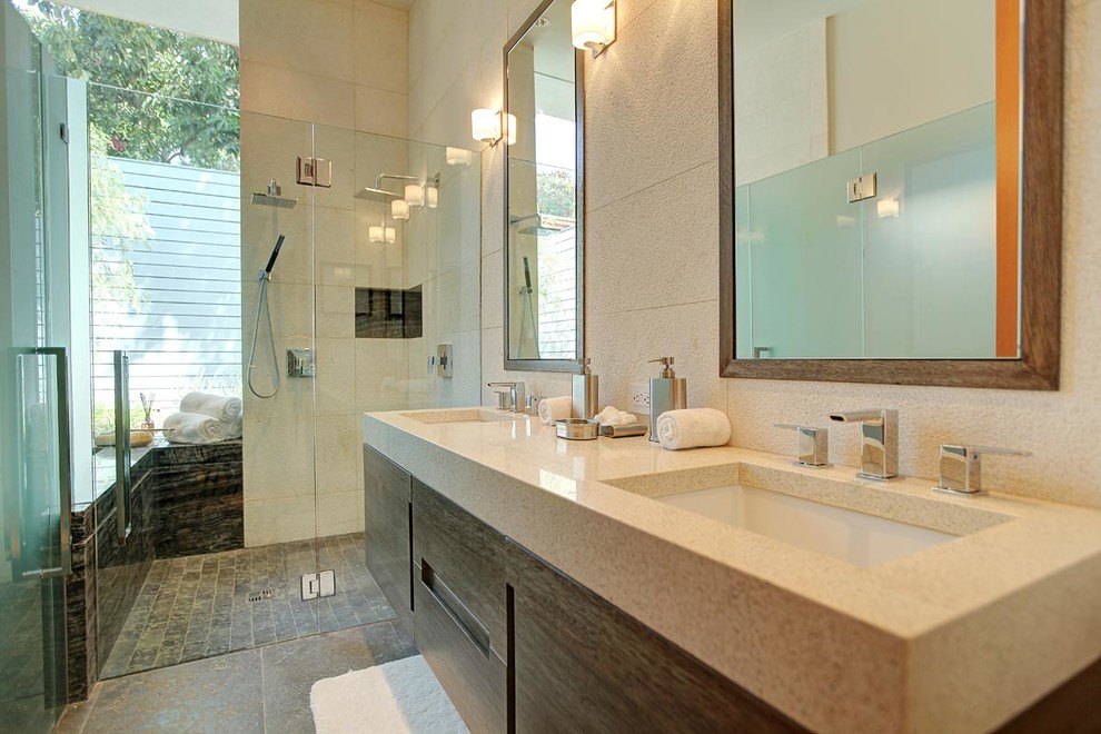 Пример оригинального дизайна: ванная комната в современном стиле с врезной раковиной, плоскими фасадами, темными деревянными фасадами, душем без бортиков и бежевой плиткой