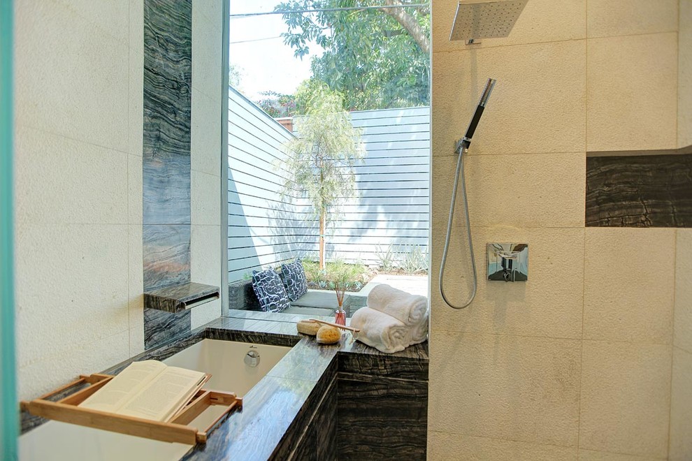 Стильный дизайн: ванная комната в современном стиле с полновстраиваемой ванной и бежевой плиткой - последний тренд