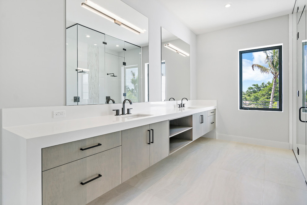 Modernes Badezimmer En Suite mit Doppeldusche, Toilette mit Aufsatzspülkasten, weißer Wandfarbe, beigem Boden, Falttür-Duschabtrennung und gelber Waschtischplatte in Miami
