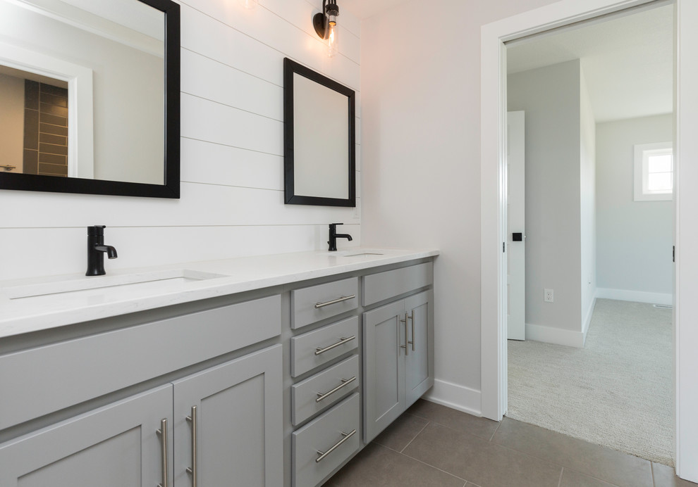 Пример оригинального дизайна: детская ванная комната в стиле кантри с керамической плиткой, полом из керамической плитки, столешницей из искусственного кварца, душем с распашными дверями, белой столешницей и серым полом