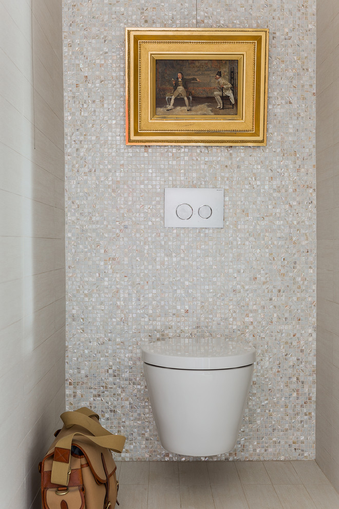 Пример оригинального дизайна: туалет в современном стиле с инсталляцией, бежевой плиткой, плиткой мозаикой и полом из керамической плитки