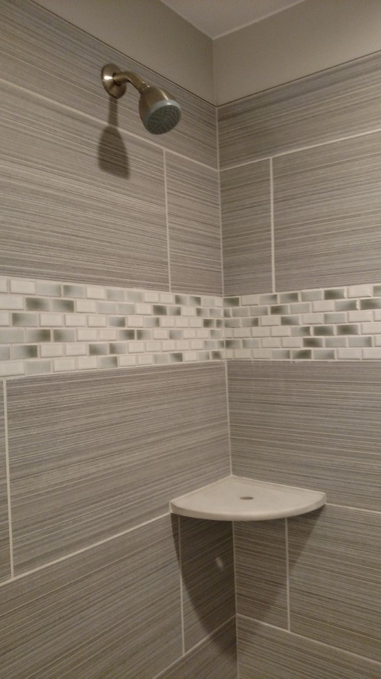 Пример оригинального дизайна: маленькая ванная комната в стиле неоклассика (современная классика) с плоскими фасадами, белыми фасадами, угловой ванной, угловым душем, унитазом-моноблоком, серой плиткой, разноцветной плиткой, белой плиткой, керамической плиткой, бежевыми стенами, полом из керамогранита, душевой кабиной, накладной раковиной и столешницей из гранита для на участке и в саду