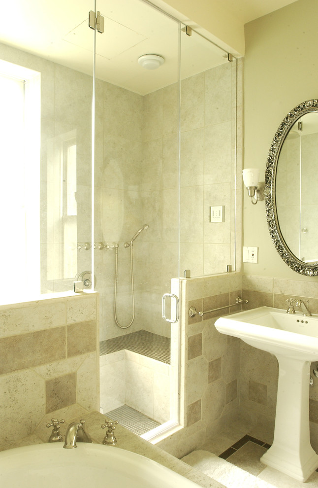 Cette image montre une grande douche en alcôve principale victorienne avec une baignoire posée, un carrelage beige, des carreaux de porcelaine, un mur beige, un sol en carrelage de céramique, un lavabo de ferme, un sol beige et une cabine de douche à porte battante.
