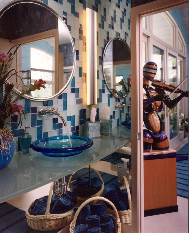 Exempel på ett mellanstort modernt badrum med dusch, med ett fristående handfat, bänkskiva i glas, keramikplattor och klinkergolv i porslin