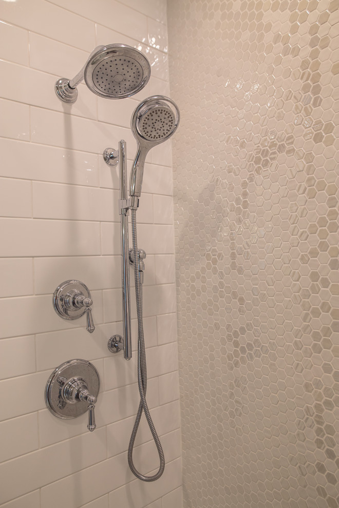 Kleines Klassisches Duschbad mit Schrankfronten im Shaker-Stil, grauen Schränken, brauner Wandfarbe, dunklem Holzboden, Unterbauwaschbecken und Granit-Waschbecken/Waschtisch in Chicago