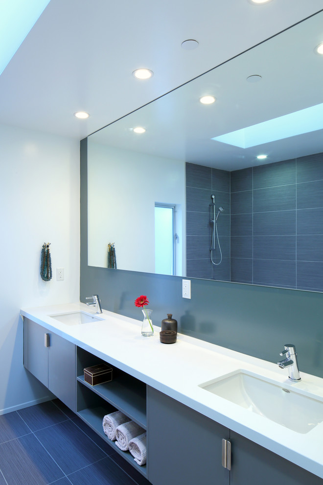 Стильный дизайн: ванная комната в стиле модернизм с врезной раковиной, плоскими фасадами, серыми фасадами, открытым душем, серой плиткой и открытым душем - последний тренд