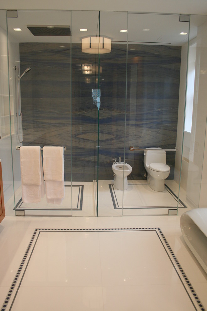 Exempel på ett stort modernt vit vitt en-suite badrum, med marmorbänkskiva, vita väggar, marmorgolv, stenhäll, möbel-liknande, bruna skåp, en öppen dusch, en bidé, blå kakel, ett undermonterad handfat, vitt golv och dusch med gångjärnsdörr