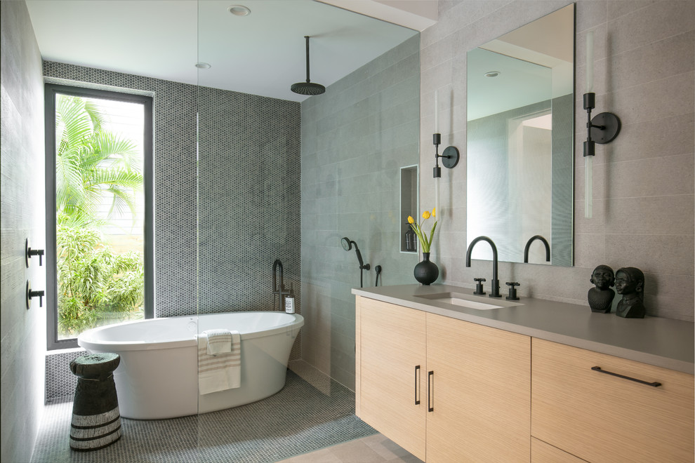 Foto på ett funkis grå en-suite badrum, med släta luckor, skåp i ljust trä, ett fristående badkar, våtrum, ett undermonterad handfat, grått golv, med dusch som är öppen, bruna väggar och mosaikgolv