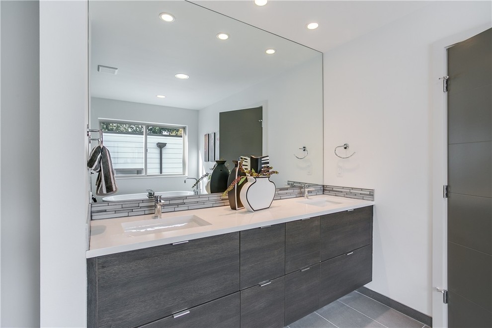 Diseño de cuarto de baño principal moderno con armarios con paneles lisos, bañera exenta y ducha esquinera