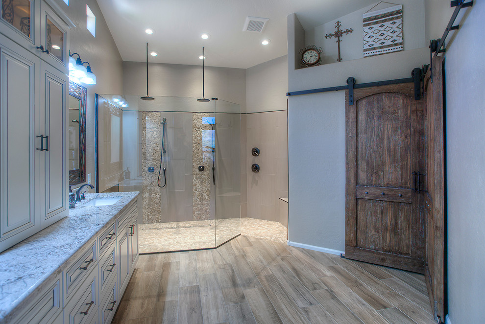Idée de décoration pour une salle de bain principale minimaliste de taille moyenne avec un placard à porte shaker, des portes de placard blanches, une douche double, WC à poser, un mur beige, un lavabo encastré, un plan de toilette en granite, un sol beige et une cabine de douche à porte battante.