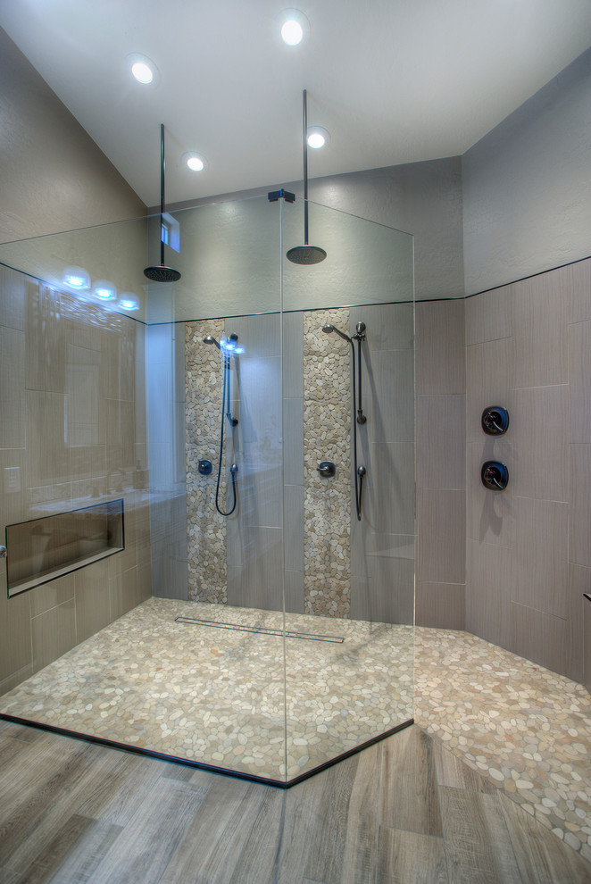На фото: главная ванная комната среднего размера в стиле модернизм с фасадами в стиле шейкер, белыми фасадами, двойным душем, унитазом-моноблоком, бежевыми стенами, врезной раковиной, столешницей из гранита, бежевым полом и душем с распашными дверями