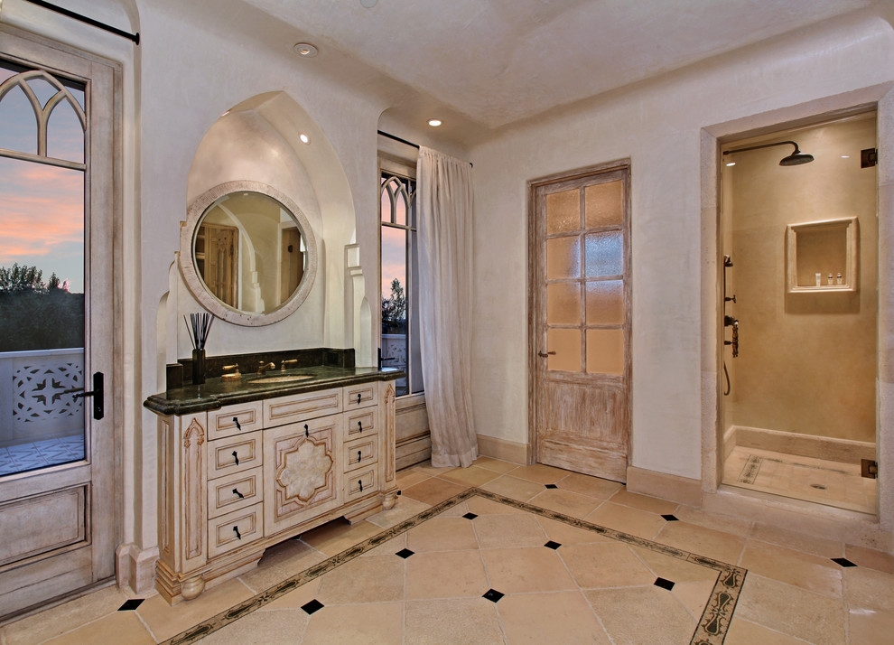 Réalisation d'une douche en alcôve méditerranéenne en bois clair avec un lavabo encastré, un mur beige, une fenêtre et un placard avec porte à panneau encastré.