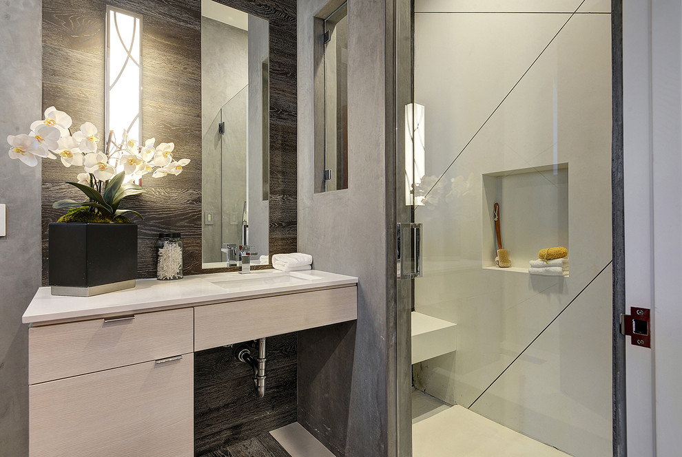 Идея дизайна: ванная комната в современном стиле с врезной раковиной, плоскими фасадами, светлыми деревянными фасадами, душем в нише, серыми стенами и душевой кабиной