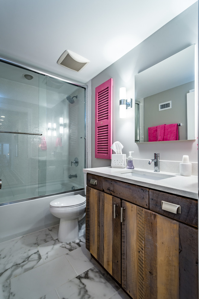 Стильный дизайн: большая главная ванная комната в современном стиле с плоскими фасадами, темными деревянными фасадами, ванной в нише, душем в нише, раздельным унитазом, серой плиткой, керамогранитной плиткой, серыми стенами, полом из керамогранита, врезной раковиной и столешницей из гранита - последний тренд