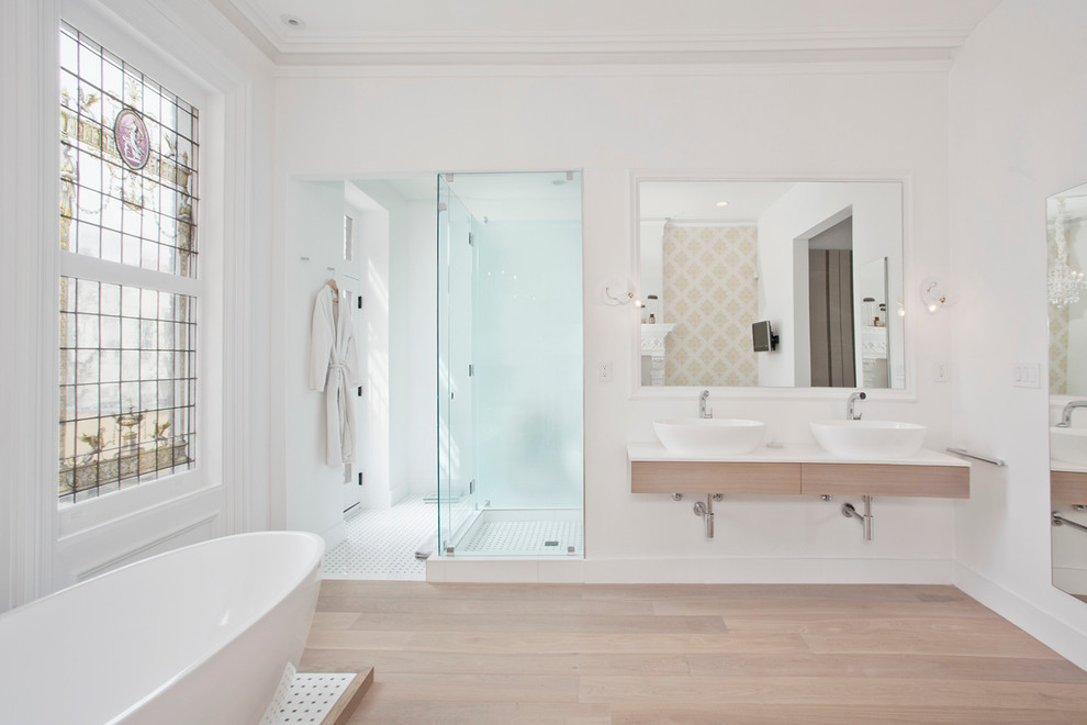 Großes Klassisches Badezimmer En Suite mit freistehender Badewanne, Duschnische, weißer Wandfarbe, hellem Holzboden und Aufsatzwaschbecken in New York