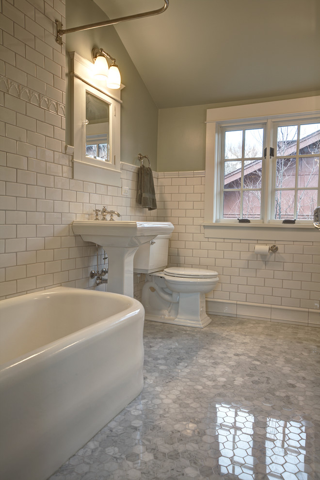 Esempio di una stanza da bagno padronale design di medie dimensioni con vasca da incasso, pareti verdi, lavabo a colonna, vasca/doccia, WC a due pezzi, piastrelle bianche, piastrelle in ceramica e pavimento con piastrelle a mosaico