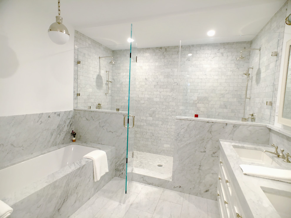 Industriell inredning av ett stort en-suite badrum, med luckor med infälld panel, vita skåp, ett undermonterat badkar, våtrum, grå kakel, stenkakel och marmorbänkskiva