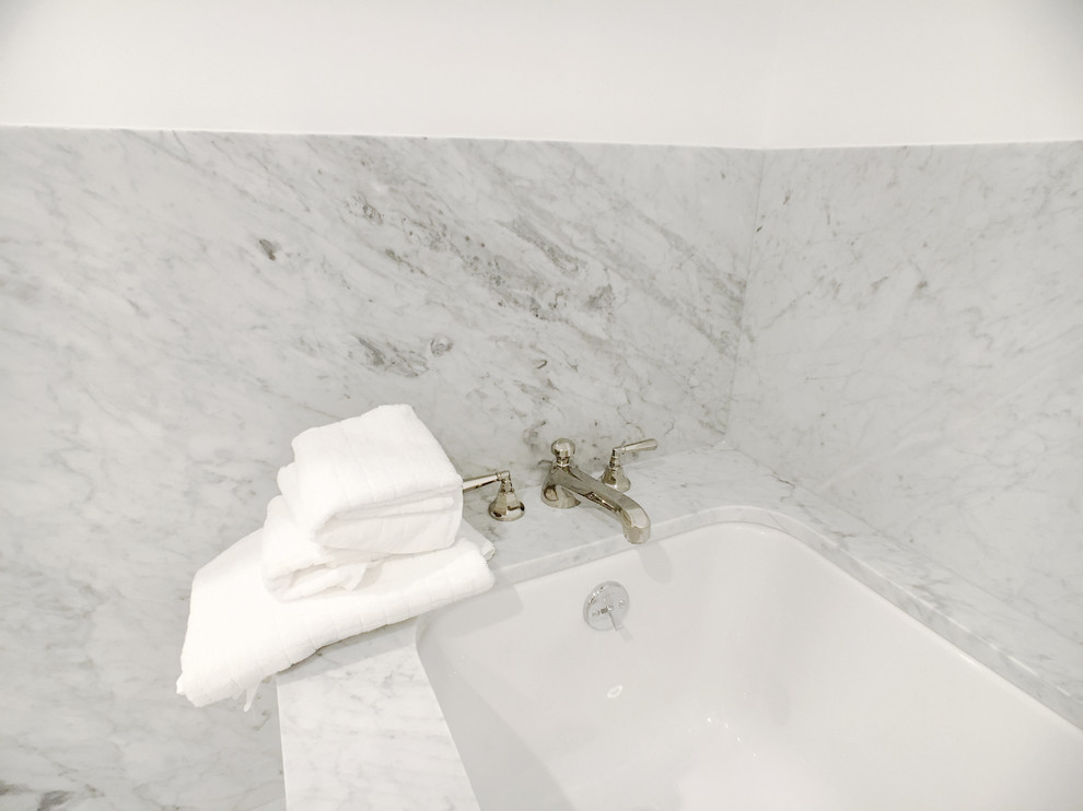 Стильный дизайн: большая главная ванная комната в стиле лофт с фасадами с утопленной филенкой, белыми фасадами, полновстраиваемой ванной, душевой комнатой, серой плиткой, каменной плиткой и мраморной столешницей - последний тренд