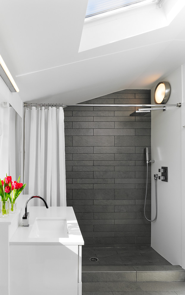 На фото: ванная комната в стиле модернизм с шторкой для ванной