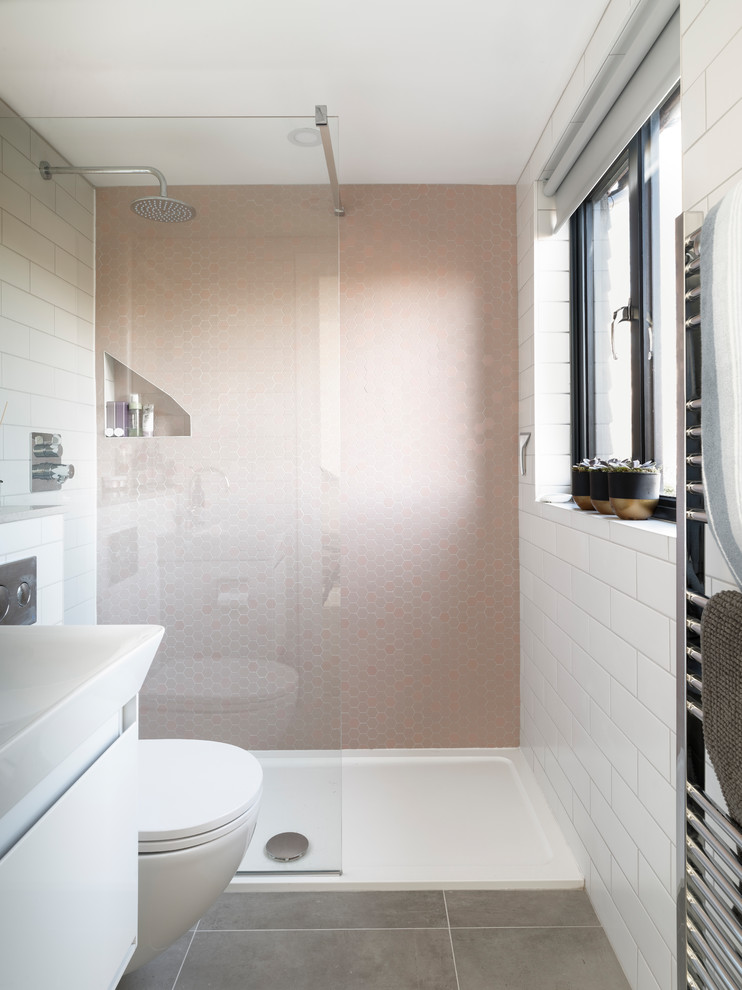 Идея дизайна: маленькая главная ванная комната в современном стиле с открытым душем, инсталляцией, розовой плиткой, керамической плиткой, белыми стенами, серым полом, открытым душем, плоскими фасадами и белыми фасадами для на участке и в саду