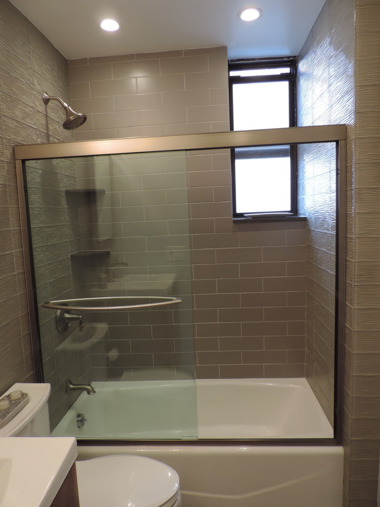Exempel på ett mellanstort modernt badrum med dusch, med ett undermonterad handfat, skåp i mellenmörkt trä, en dusch i en alkov, en toalettstol med separat cisternkåpa, grå kakel, tunnelbanekakel, grå väggar, klinkergolv i keramik, ett platsbyggt badkar och bänkskiva i kvartsit