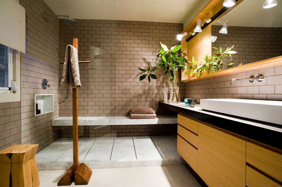 Свежая идея для дизайна: ванная комната среднего размера в современном стиле с плоскими фасадами, фасадами цвета дерева среднего тона, бежевой плиткой, керамической плиткой, душевой кабиной, раковиной с несколькими смесителями и душем в нише - отличное фото интерьера