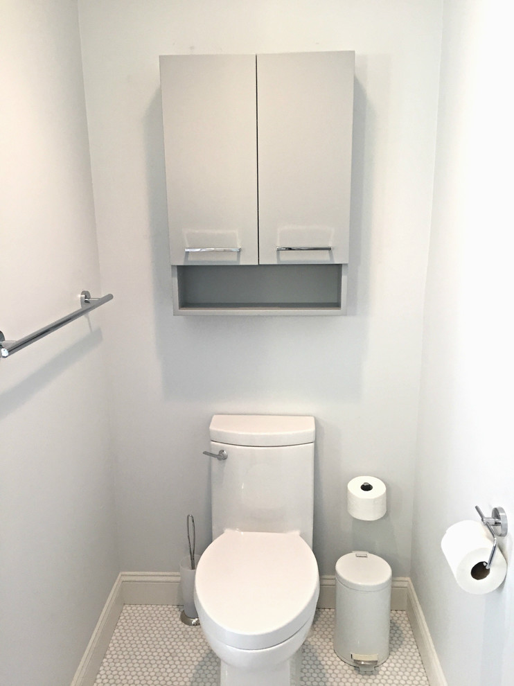 Идея дизайна: туалет среднего размера в современном стиле с врезной раковиной, плоскими фасадами, белыми фасадами, раздельным унитазом, разноцветной плиткой, плиткой кабанчик, белыми стенами и полом из галечной плитки