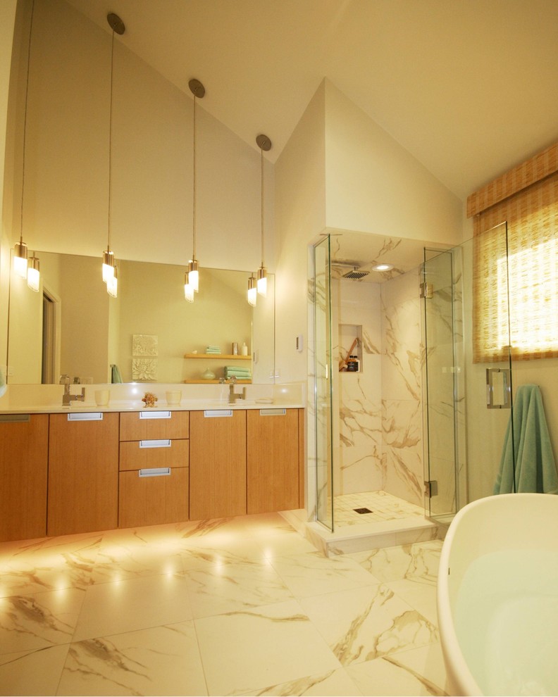 Inredning av ett modernt stort en-suite badrum, med ett fristående badkar, släta luckor, en hörndusch, en toalettstol med hel cisternkåpa, vit kakel, porslinskakel, vita väggar, klinkergolv i porslin och skåp i mellenmörkt trä