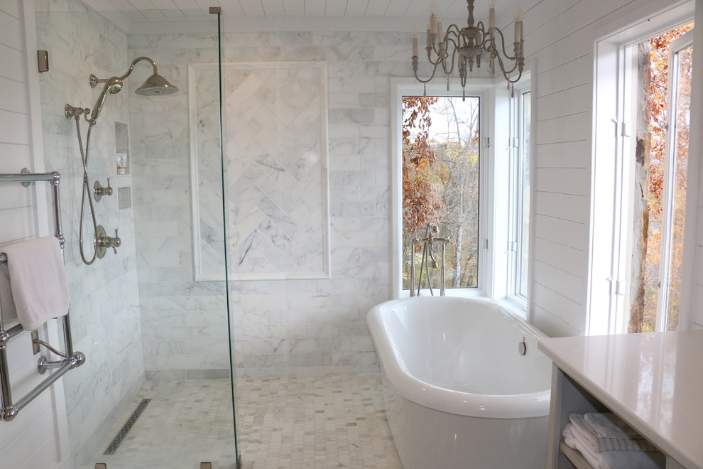Стильный дизайн: большая главная ванная комната в стиле модернизм с серыми фасадами, отдельно стоящей ванной, открытым душем, разноцветной плиткой, белыми стенами, полом из керамической плитки, столешницей из гранита, разноцветным полом, открытым душем, белой столешницей, открытыми фасадами, раздельным унитазом, мраморной плиткой и накладной раковиной - последний тренд