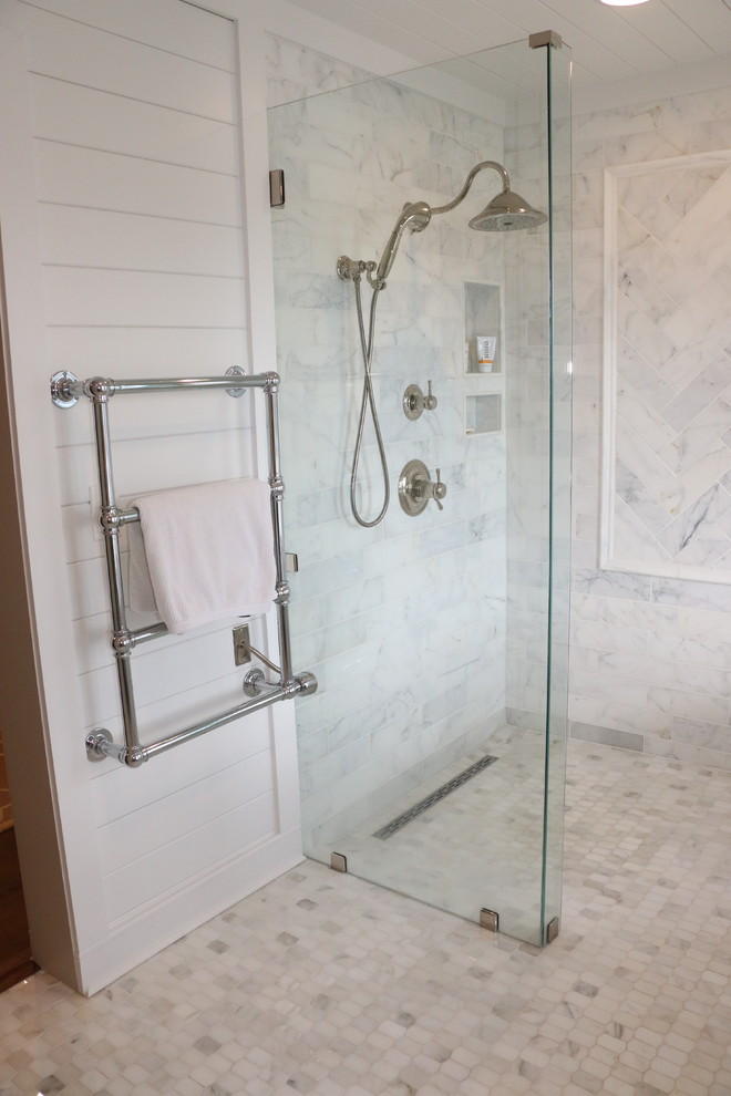 Modern inredning av ett stort vit vitt en-suite badrum, med en öppen dusch, flerfärgad kakel, keramikplattor, flerfärgade väggar, klinkergolv i keramik, flerfärgat golv, med dusch som är öppen, öppna hyllor, grå skåp, ett fristående badkar, en toalettstol med hel cisternkåpa, ett nedsänkt handfat och granitbänkskiva