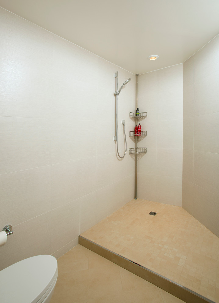 Cette photo montre une salle de bain principale tendance en bois foncé de taille moyenne avec une douche ouverte, un mur blanc, un sol en carrelage de porcelaine, un placard à porte plane, WC séparés, un carrelage beige, des carreaux en allumettes, un lavabo encastré et un plan de toilette en surface solide.