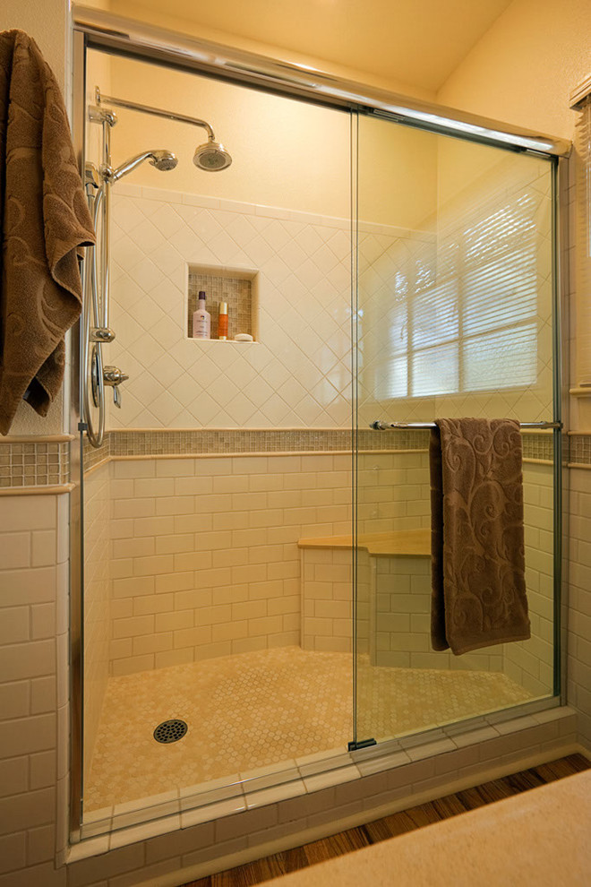 Cette photo montre une petite salle de bain chic avec un lavabo encastré, un placard à porte shaker, des portes de placard beiges, un plan de toilette en quartz modifié, WC à poser, un carrelage blanc, un carrelage métro, un mur beige et parquet clair.