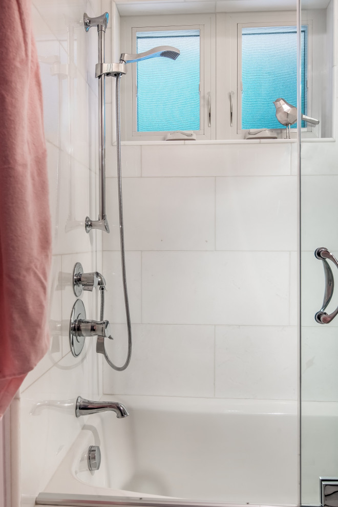 На фото: маленькая детская ванная комната в классическом стиле с стеклянными фасадами, ванной в нише, душем над ванной, унитазом-моноблоком, белой плиткой, плиткой мозаикой, фиолетовыми стенами, полом из мозаичной плитки, врезной раковиной, столешницей из искусственного кварца, белым полом, душем с раздвижными дверями, белой столешницей, сиденьем для душа, тумбой под одну раковину и напольной тумбой для на участке и в саду