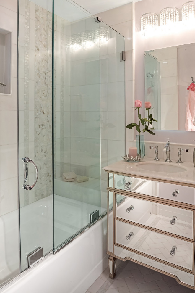 Идея дизайна: маленькая детская ванная комната в классическом стиле с стеклянными фасадами, ванной в нише, душем над ванной, унитазом-моноблоком, белой плиткой, плиткой мозаикой, фиолетовыми стенами, полом из мозаичной плитки, врезной раковиной, столешницей из искусственного кварца, белым полом, душем с раздвижными дверями, белой столешницей, сиденьем для душа, тумбой под одну раковину и напольной тумбой для на участке и в саду
