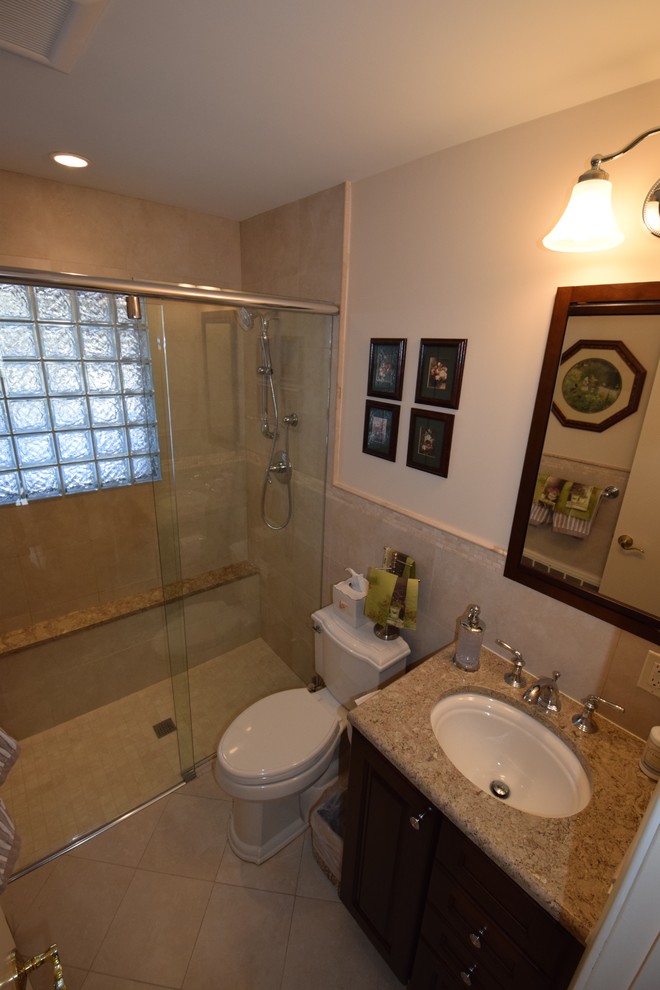 Exemple d'une petite salle de bain chic en bois foncé avec un lavabo encastré, un placard avec porte à panneau surélevé, un plan de toilette en granite, une douche à l'italienne, WC séparés, un carrelage beige, des carreaux de céramique, un mur beige et un sol en carrelage de céramique.