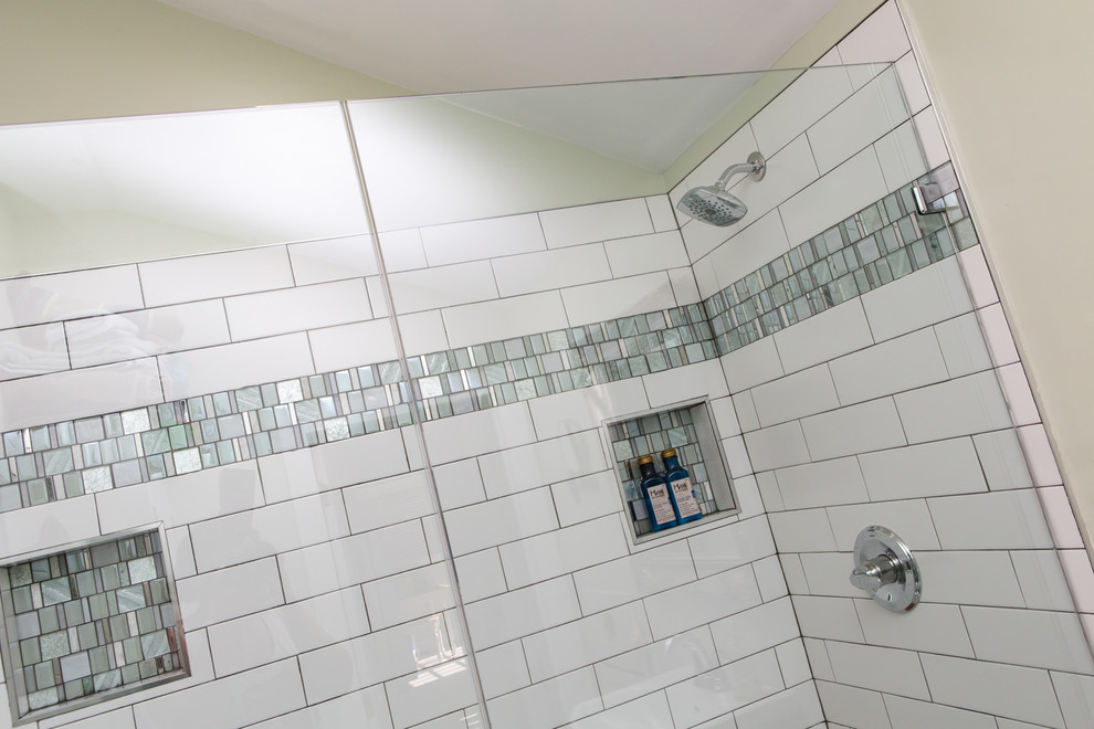 Пример оригинального дизайна: ванная комната среднего размера в стиле неоклассика (современная классика) с фасадами островного типа, белыми фасадами, душем в нише, унитазом-моноблоком, белой плиткой, плиткой кабанчик, зелеными стенами, полом из керамической плитки, душевой кабиной, подвесной раковиной, коричневым полом и душем с распашными дверями