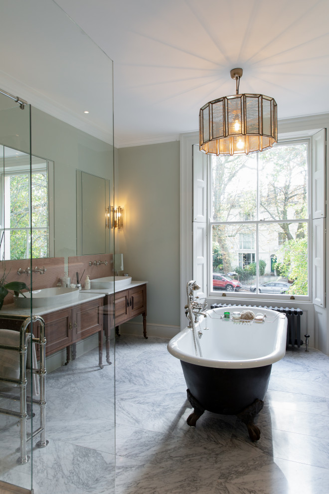 Свежая идея для дизайна: ванная комната в классическом стиле с мраморным полом - отличное фото интерьера