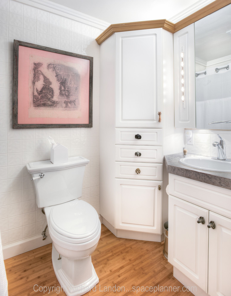 Example of an eclectic bathroom design in Seattle