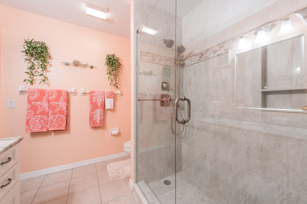 Idéer för att renovera ett mellanstort vintage badrum för barn, med beige kakel, stenkakel, granitbänkskiva, en dusch i en alkov, klinkergolv i porslin och dusch med gångjärnsdörr